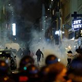 Menschen in Paris fliehen, als die Polizei mit dem Einsatz von Tränengas beginnt.