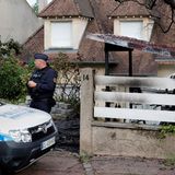 In dem Pariser Vorort L'Haÿ-les-Roses haben Demonstranten mit einem Auto das Haus des Bürgermeisters gerammt.