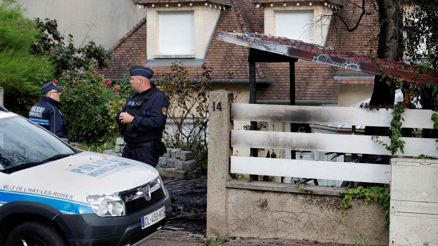 In dem Pariser Vorort L'Haÿ-les-Roses haben Demonstranten mit einem Auto das Haus des Bürgermeisters gerammt.