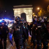 Polizisten patrouillieren vor dem Arc de Triomphe in Paris.