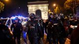 Polizisten patrouillieren vor dem Arc de Triomphe in Paris.