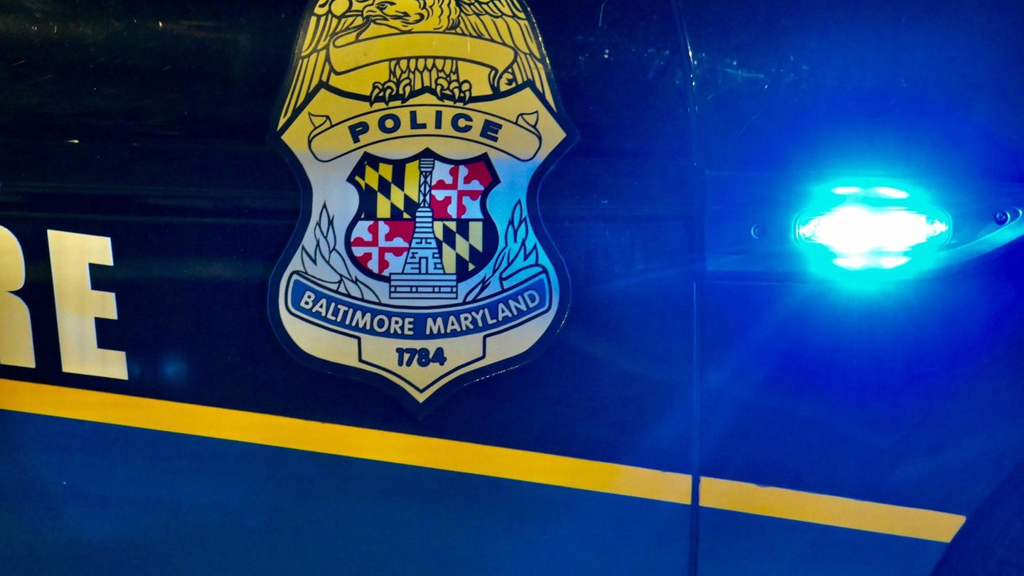 Das Wappen der Polizei von Baltimore ist auf einem Dienstwagen zu sehen