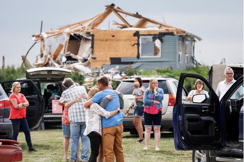 Menschen trösten sich, nachdem ein Tornado über die Provinz Alberta in Kanada hinweggefegt ist