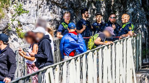 An der Marienbrücke beim Schloss Neuschwanstein wachen vier Polizisten über die Touristen