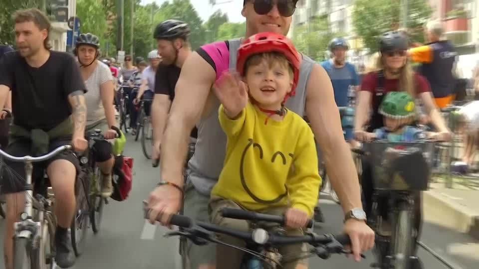 Video: Wie gehts weiter in Berlin? Große Fahrrad-Demo in der Hauptstadt Video: Wie gehts weiter in Berlin? Große Fahrrad-Demo in der Hauptstadt