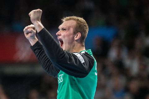 Handball-Torwart David Späth reißt die Hände in die Höhe und jubelt