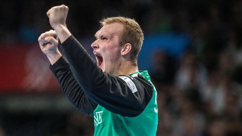 Handball-Torwart David Späth reißt die Hände in die Höhe und jubelt