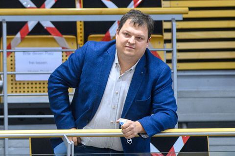 Hannes Loth (AfD) steht auf der Zuschauertribüne im Landtag von Sachsen-Anhalt