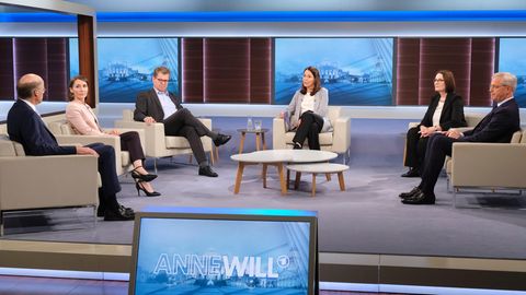 Anne Will diskutiert mit ihren Gästen über das Thema: "Machtkampf in Russland – Chance für die Ukraine?"