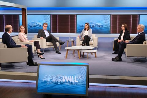 Anne Will diskutiert mit ihren Gästen über das Thema: "Machtkampf in Russland – Chance für die Ukraine?"