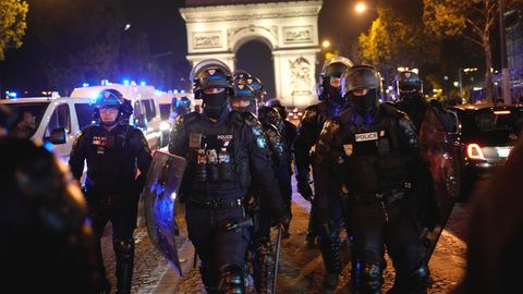 Polizisten patrouillieren am Wochenende vor dem Triumphbogen auf den Champs-Ély­sées in Frankreich