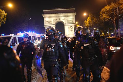 Polizisten patrouillieren am Wochenende vor dem Triumphbogen auf den Champs-Ély­sées in Frankreich