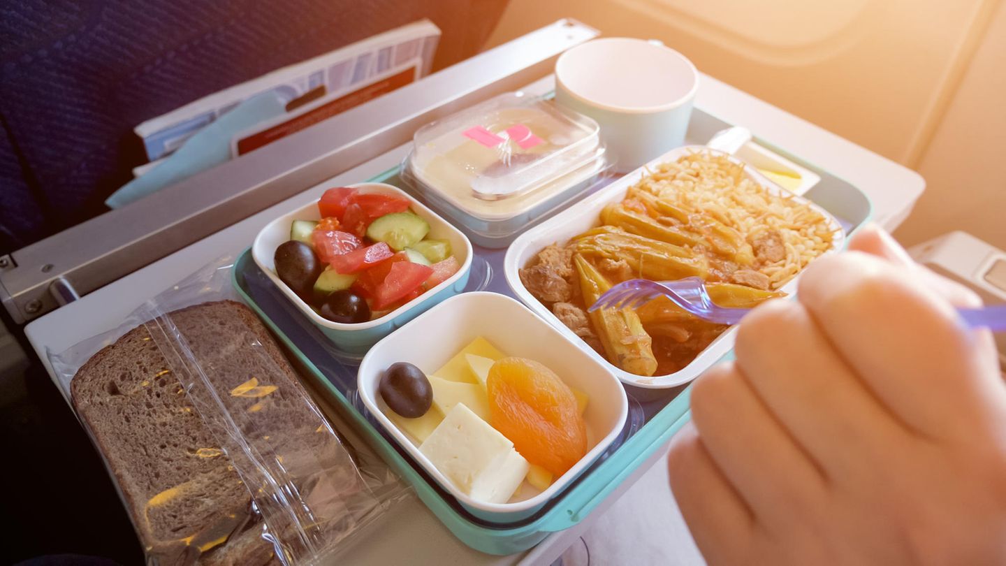 Airlinefood: Stewardessen verraten, warum Sie Pasta und Leitungswasser in der Luft meiden sollten
