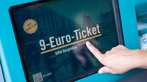 Eine der Maßnahmen aus den Entlastungspaketen der Bundesregierung: das 9-Euro-Ticket