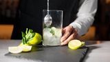 Barkeeper bereitet Mojito zu
