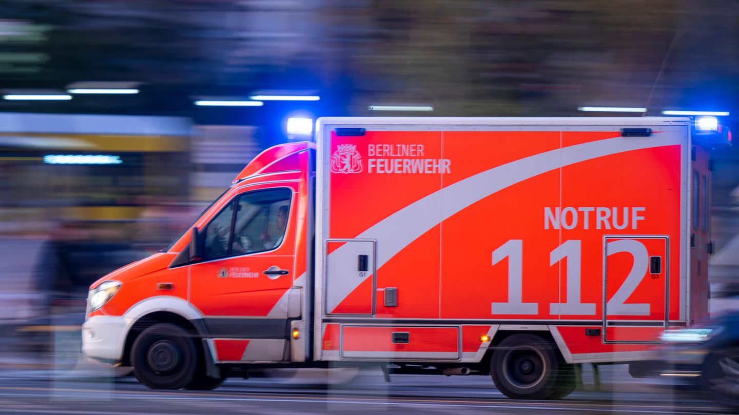 Ein Rettungswagen der Berliner Feuerwehr fährt mit Blaulicht zum Einsatz (Archivbild)