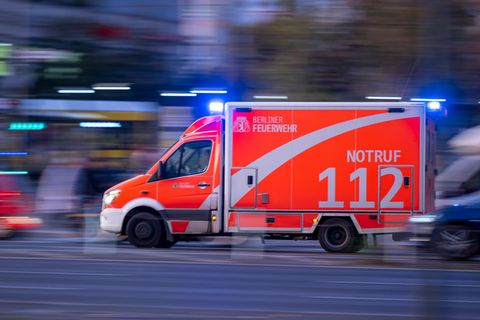 Ein Rettungswagen der Berliner Feuerwehr fährt mit Blaulicht zum Einsatz (Archivbild)