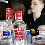 Red Bull-Dosen stehen neben einer Wodka-Flasche