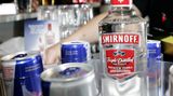 Red Bull-Dosen stehen neben einer Wodka-Flasche
