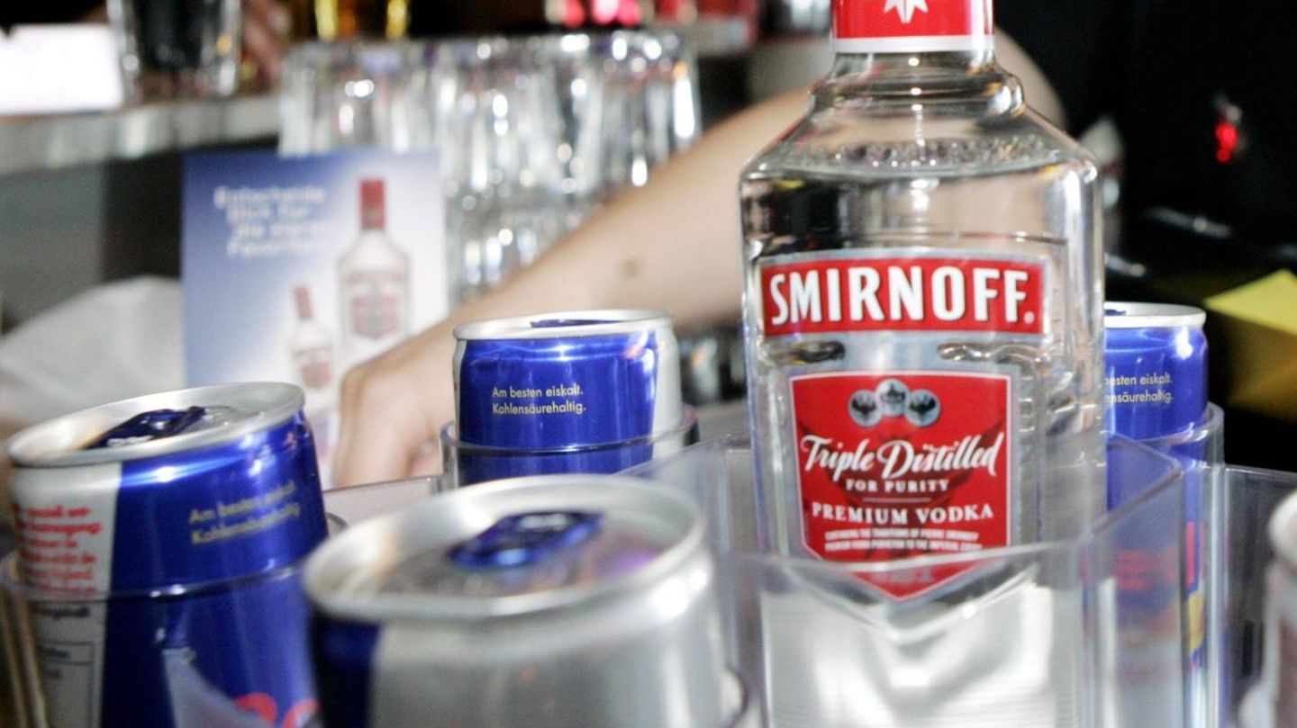 Red Bull-Dosen stehen neben einer Wodka-Flasche