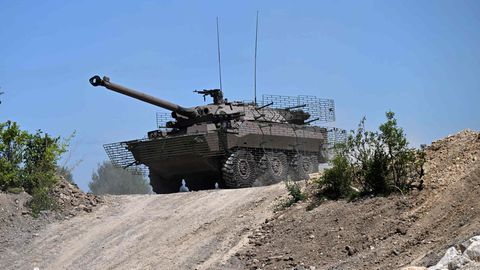 Ein AMX-10-RC-Schützenpanzer auf abfallendem Gelände