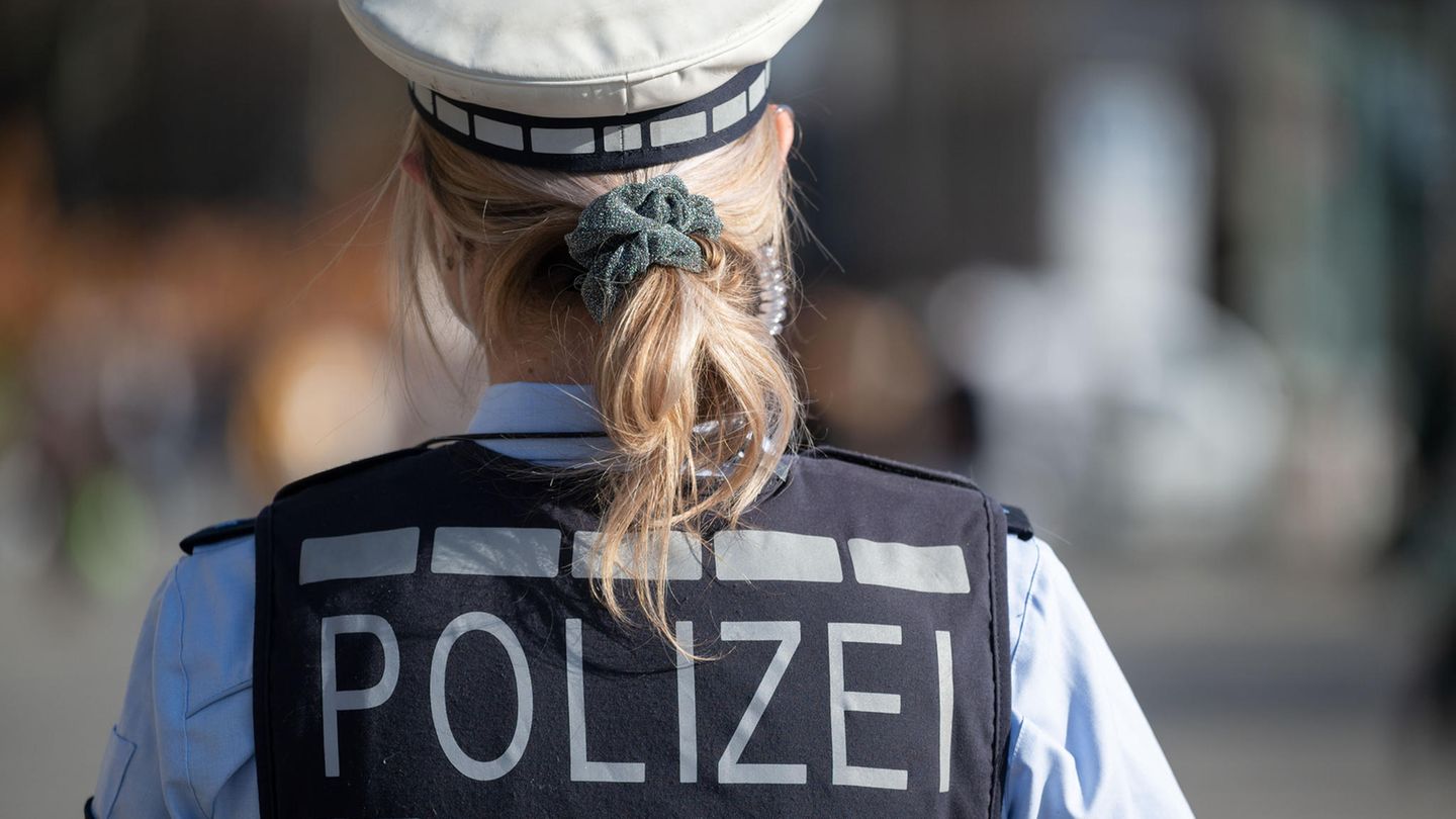 Eine Polizeibeamtin in Baden-Württemberg (Symbolbild)