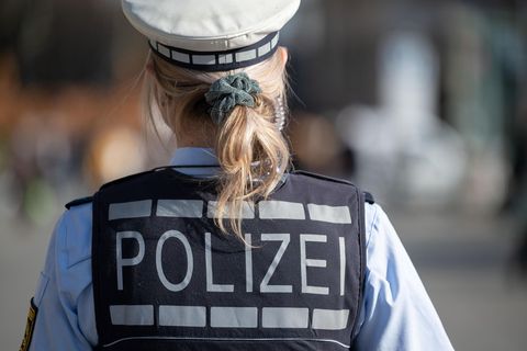 Eine Polizeibeamtin in Baden-Württemberg (Symbolbild)