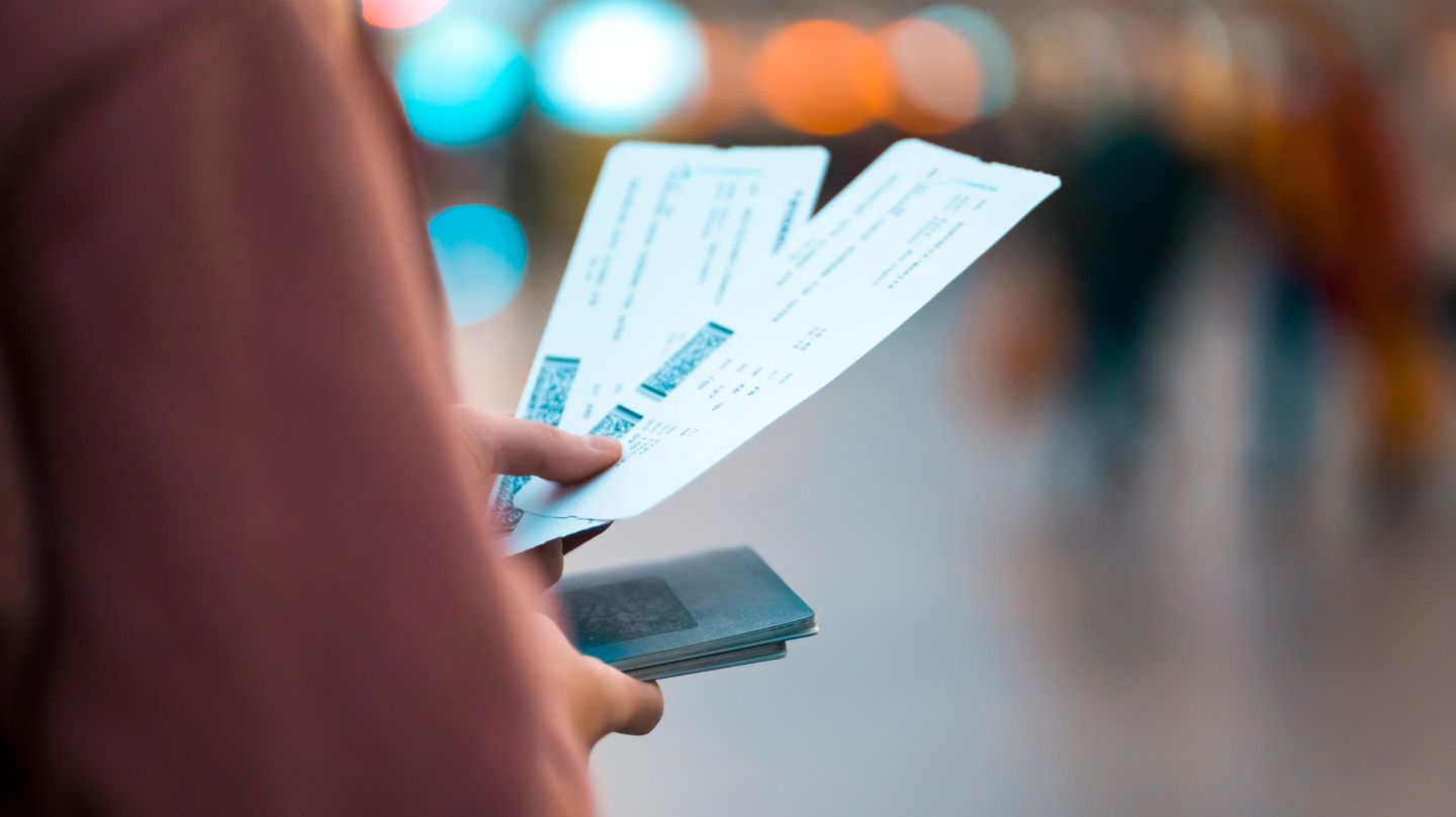 Flugpassagier wartet mit Tickets auf seinen Flug