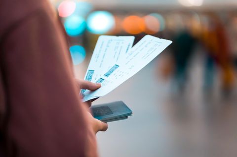 Flugpassagier wartet mit Tickets auf seinen Flug