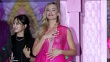 Margot Robbie im pinken "HanBok"-Kostüm