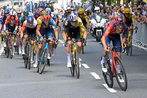 Mehrere Radprofis auf ihren Rädern während der Tour de France