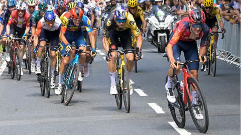 Mehrere Radprofis auf ihren Rädern während der Tour de France