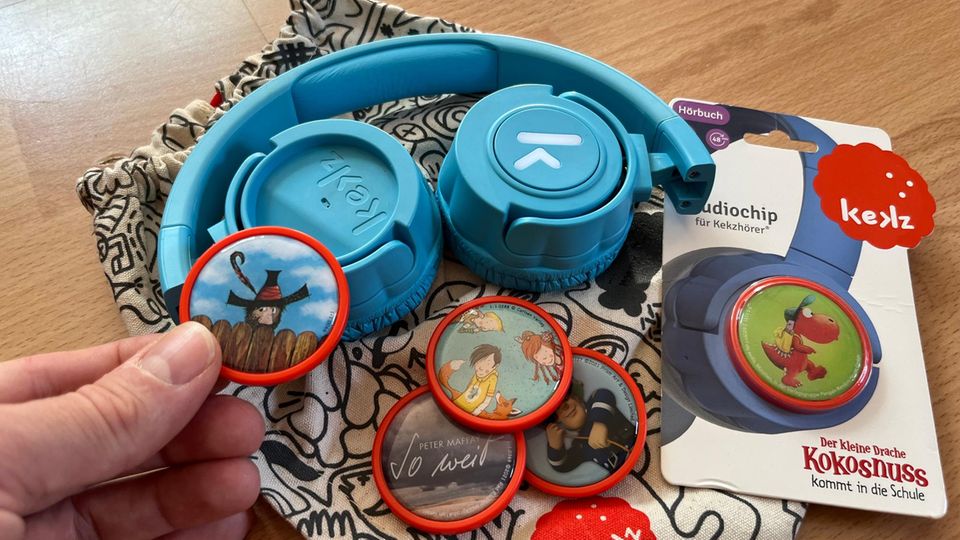 Kekzhörer und vier Audiochips liegen auf einem Sammelbeutel