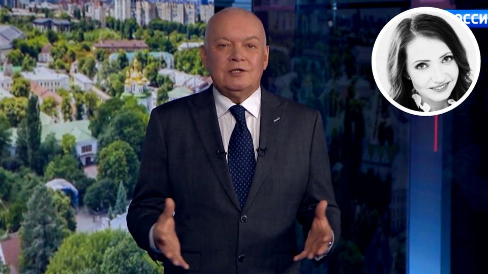 Dmitri Kisseljow im Studio seiner Show. Er gibt traditionell den Kurs der Kreml-Propaganda bekannt.