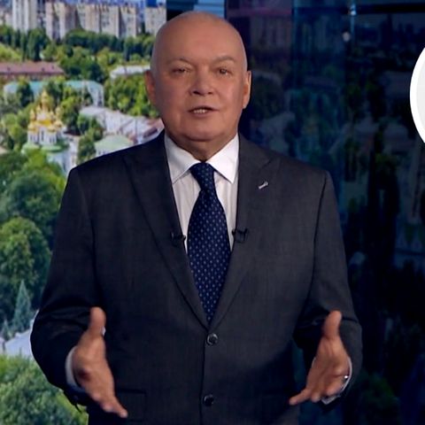 Dmitri Kisseljow im Studio seiner Show. Er gibt traditionell den Kurs der Kreml-Propaganda bekannt.
