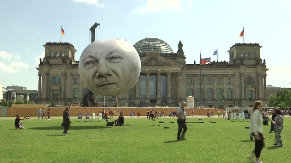 Video: Scholz geht in die Luft