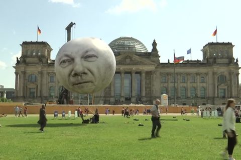 Video: Scholz geht in die Luft