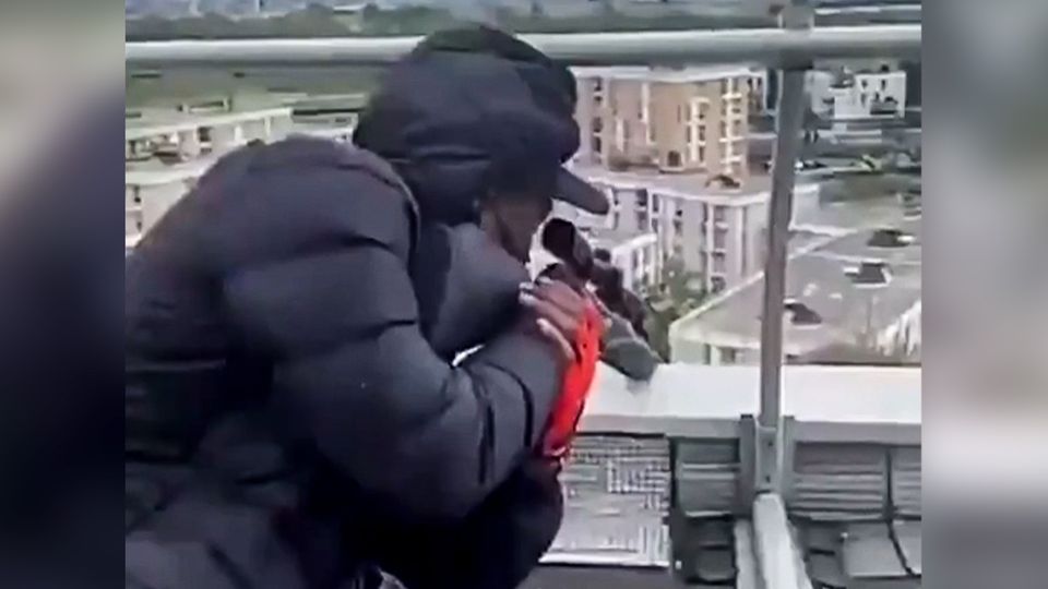 Faktencheck: Scharfschütze bei Protesten in Frankreich? Was es mit dem Video auf sich hat Faktencheck: Scharfschütze bei Protesten in Frankreich? Was es mit dem Video auf sich hat