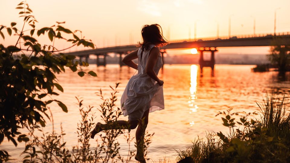 Frau am Fluss – Alltagsfluchten gegen Stress