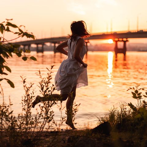 Frau am Fluss – Alltagsfluchten gegen Stress