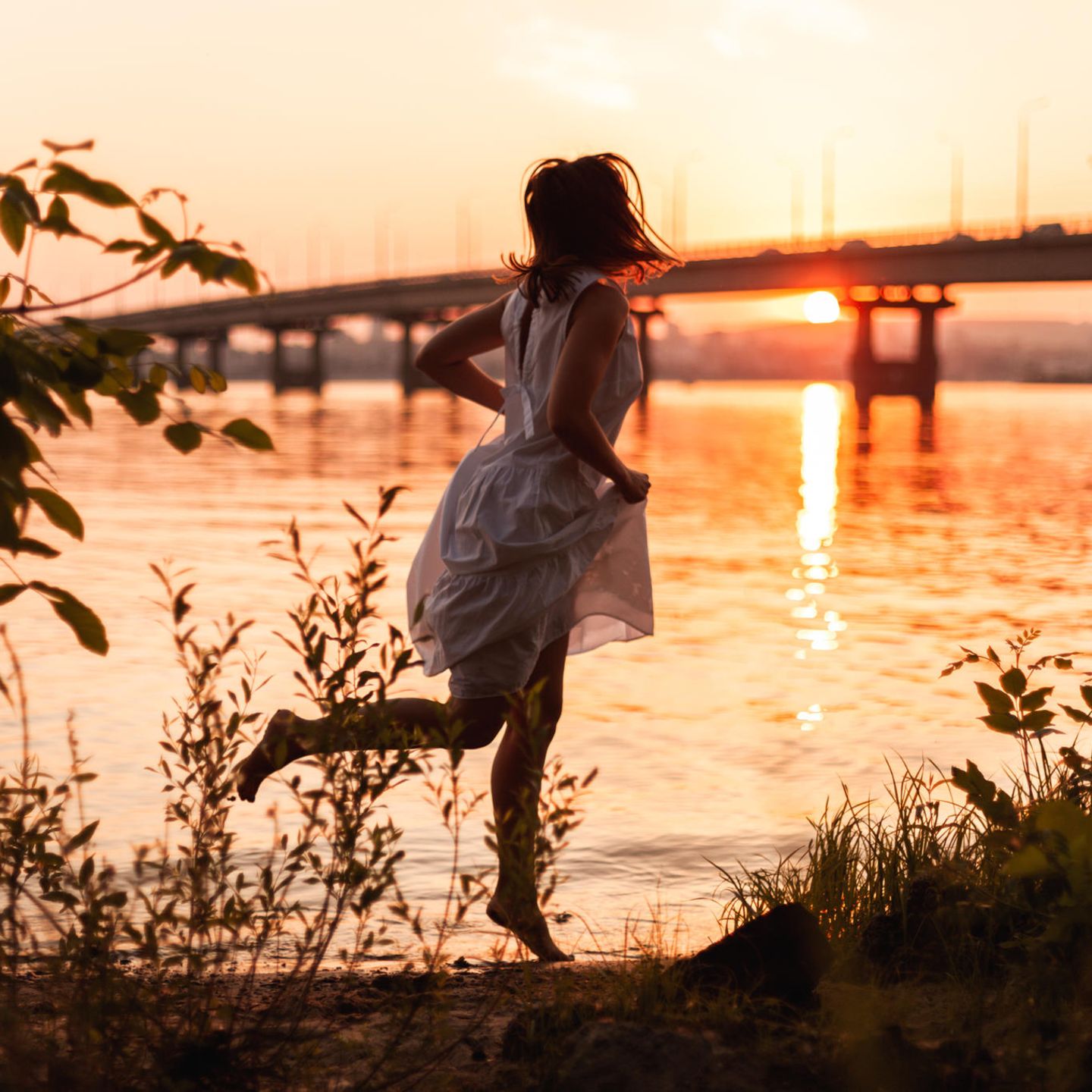 Frau am Fluss – Alltagsfluchten gegen Stress