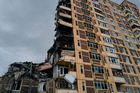 Blick auf ein Wohnhaus in Awdijiwka,