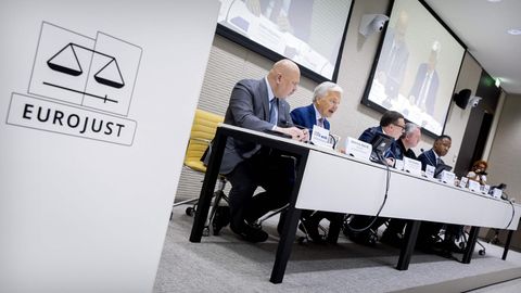 Vertreter der EU und der Strafverfolgungsbehörden bei einer Pressekonferenz
