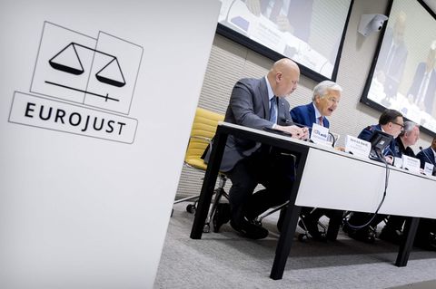Vertreter der EU und der Strafverfolgungsbehörden bei einer Pressekonferenz