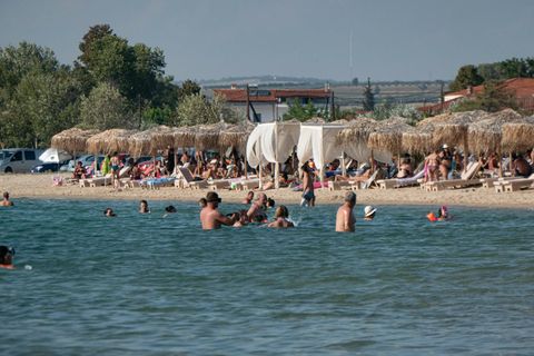 Badende an einem Strand auf Griechenlands Halbinsel Halkidiki