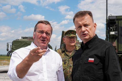 Boris Pistorius und sein polnischen Amtskollegen Mariusz Blaszczak stehen nebeneinander. Pistorius zeigt auf etwas.