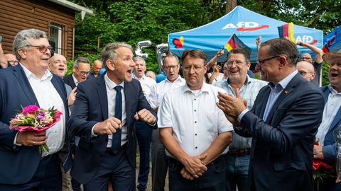 Politiker der AfD feiern den Erfolg bei den Landratswahl im thüringschen Sonneberg Ende Juni