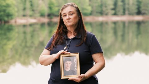 Jennifer Mitchell, 46, hält ein Porträt ihres Sohnes in den Händen.