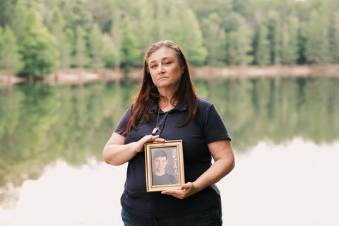 Jennifer Mitchell, 46, hält ein Porträt ihres Sohnes in den Händen.