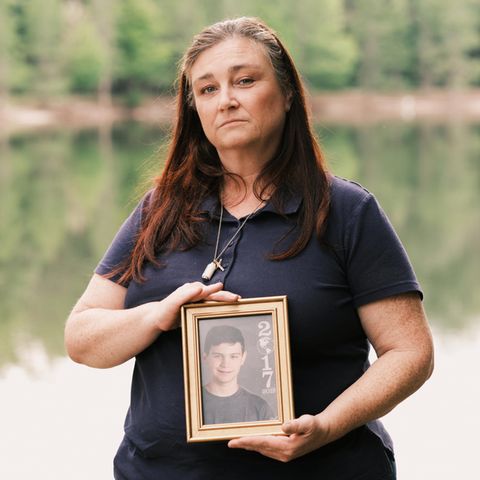 Jennifer Mitchell, 46, hält ein Porträt ihres Sohnes in den Händen.